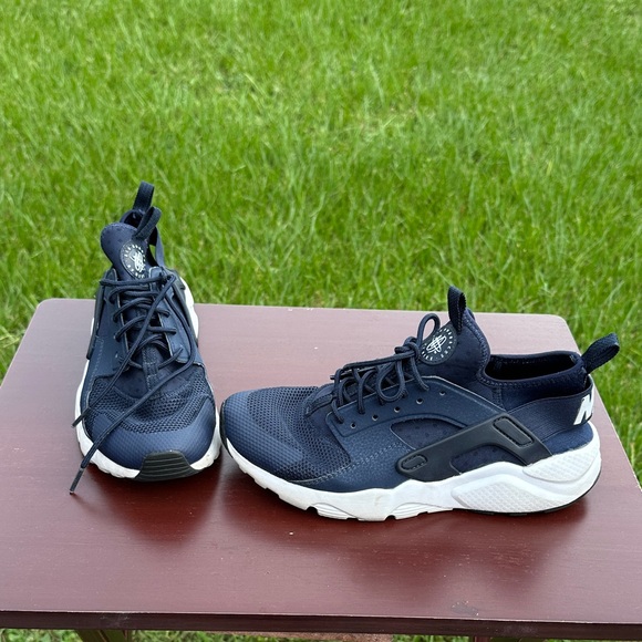 Nike Hurache Navy Blue Sneakers with White Soles - Picture 1 of 4